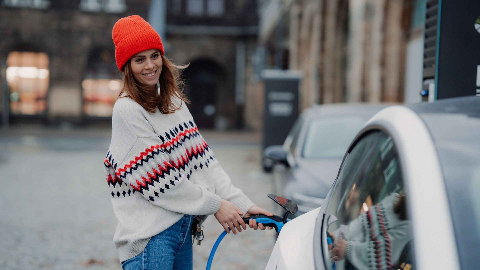 Women-Charging-Car-1920-x-1080px.jpg